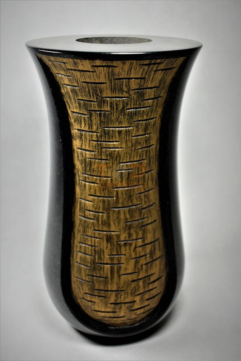 WAZON GRANITOWY SZWED ZDOBIONY W KRESKI POZIOME